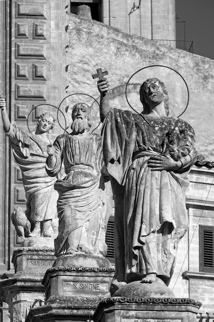 Italia Sicilia Modica Provincia di Ragusa Cattedrale di San Pietro facciata barocca e statue religiose del XVIII secolo aC