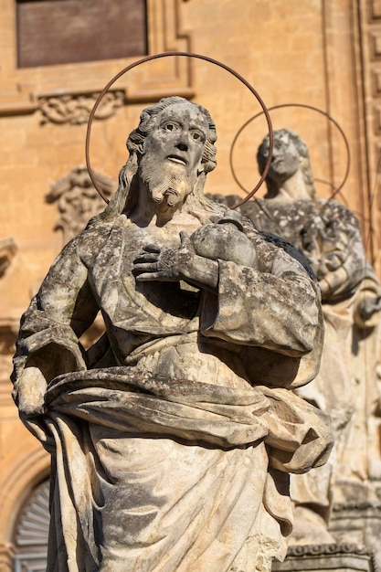 Italia Sicilia Modica Provincia di Ragusa Cattedrale di San Pietro facciata barocca e statue religiose del XVIII secolo aC
