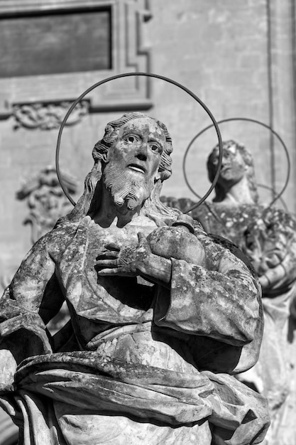 Italia Sicilia Modica Provincia di Ragusa Cattedrale di San Pietro facciata barocca e statue religiose del XVIII secolo aC