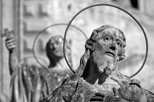 Italia Sicilia Modica Provincia di Ragusa Cattedrale di San Pietro facciata barocca e statue religiose del XVIII secolo aC