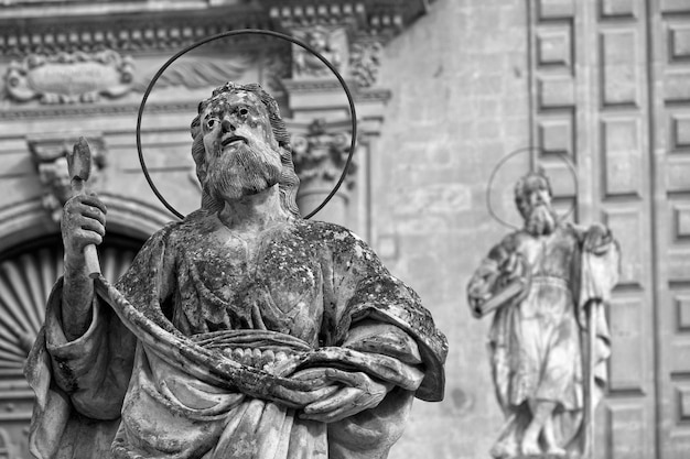 Italia Sicilia Modica Provincia di Ragusa Cattedrale di San Pietro facciata barocca e statue religiose del XVIII secolo aC