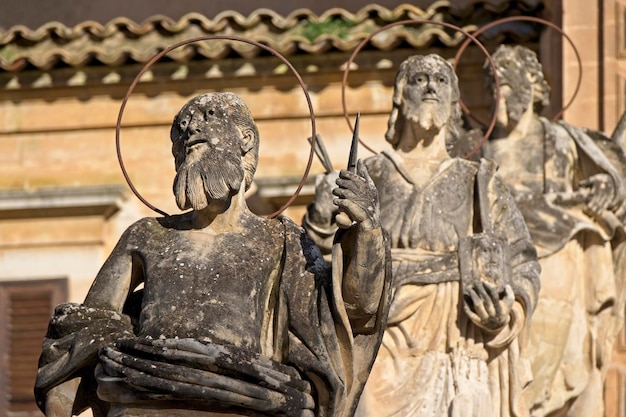 Italia Sicilia Modica Provincia di Ragusa Cattedrale di San Pietro facciata barocca e statue religiose del XVIII secolo aC