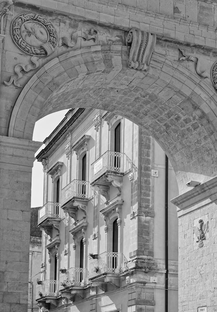 Italia Sicilia Noto Provincia di Siracusa edificio barocco e la Porta Reale arco in pietra