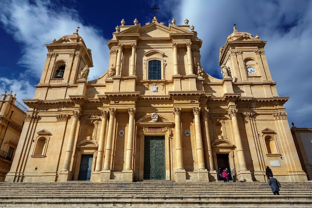 Italia Sicilia Noto Provincia di Siracusa vista della cattedrale di S Nicolo facciata barocca 1703