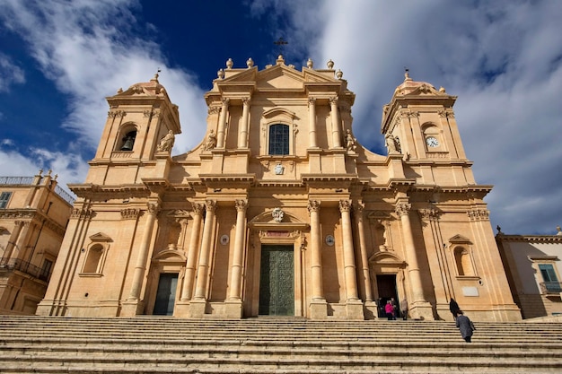 Italia Sicilia Noto Provincia di Siracusa vista della cattedrale di S Nicolo facciata barocca 1703