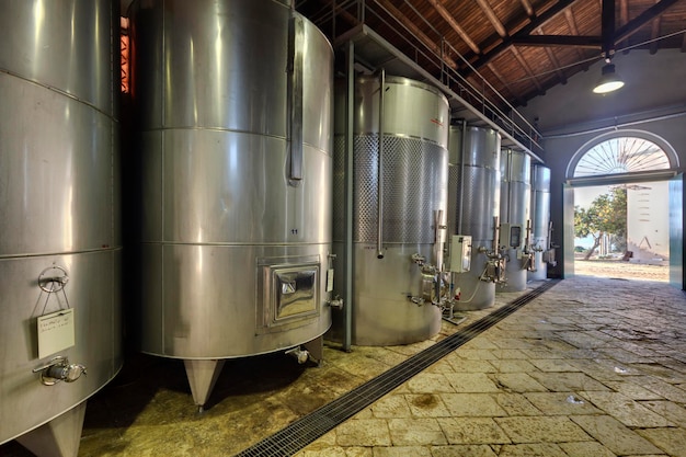 Italia, Sicilia, provincia di Ragusa, campagna, contenitori per vino in acciaio inossidabile in una fabbrica di vino