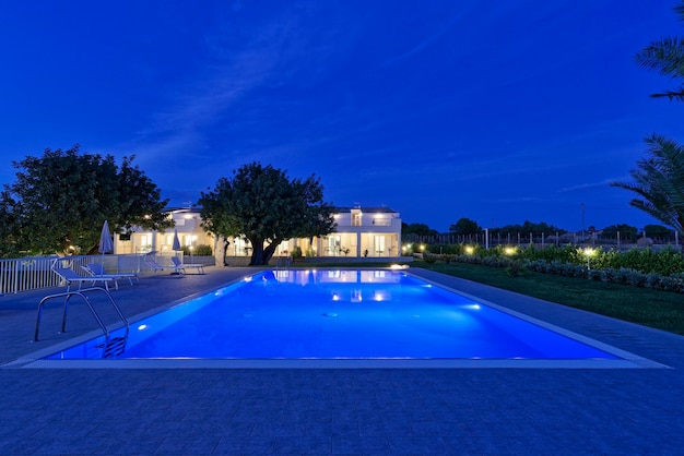 Italia Sicilia provincia di Ragusa casa di campagna giardino e piscina al tramonto