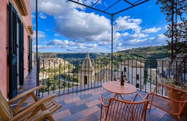 Italia Sicilia Ragusa Ibla vista di un balcone di una vecchia casa e la città barocca sullo sfondo