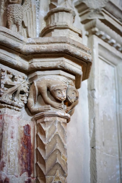 Italia, Sicilia, Ragusa, interni di chiese barocche, arco e colonna decorati