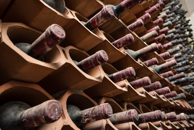 Italia Sicilia vecchie bottiglie di vino rosso che invecchiano in una cantina