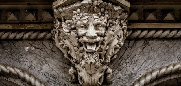 Italia, Torino. Questa città è famosa per essere un angolo di due triangoli magici globali. Questa è una maschera protettiva di pietra sulla sommità di un ingresso di un palazzo di lusso, datata intorno al 1800