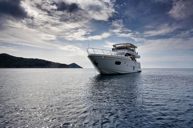 Italia Toscana Isola d'Elba vista della costa e uno yacht di lusso Azimut 75'