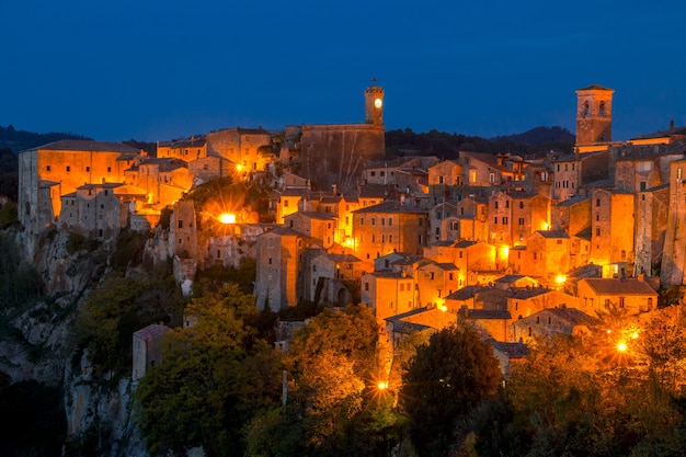 Italia. Toscana. Sorano. Una piccola città medievale su una scogliera. Luci della città di notte