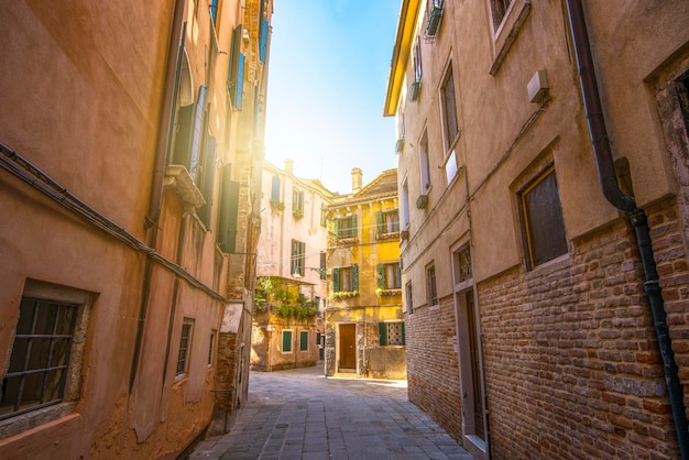 Italia. Vecchia bella strada veneziana al tramonto