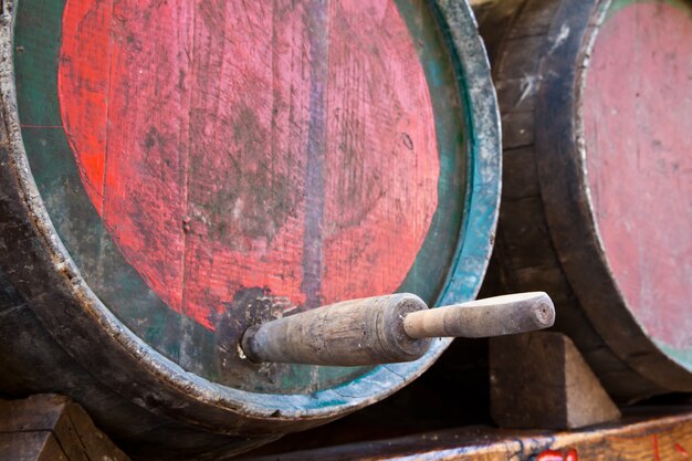 Italia - vecchio rubinetto su una botte di vino Barbera, regione Piemonte