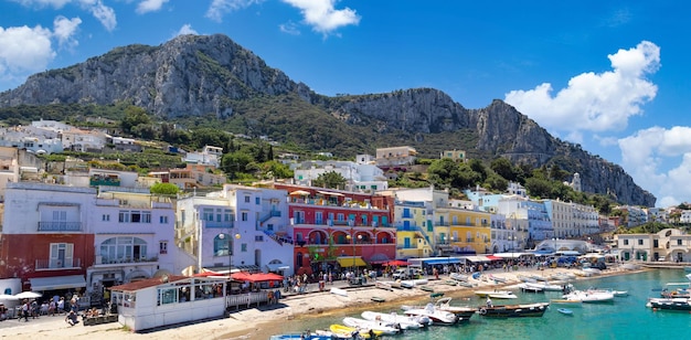 Italia vista panoramica delle pittoresche strade colorate della città di Capri sull'isola di Capri nel porto di Capri