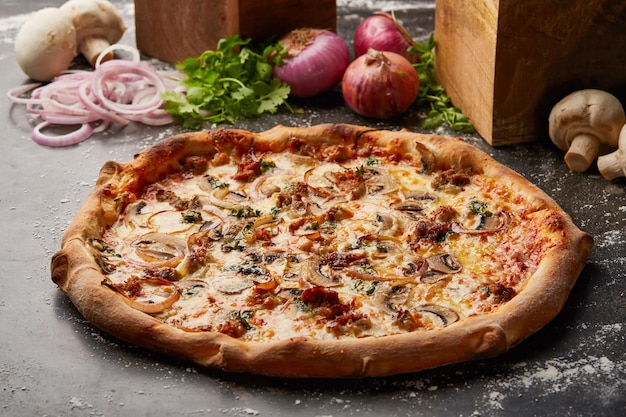 Italian Stallion Pizza topping con funghi a cipolla e coriandolo isolato su sfondo scuro con cibo crudo vista superiore dell'appetizzer italiano fast food