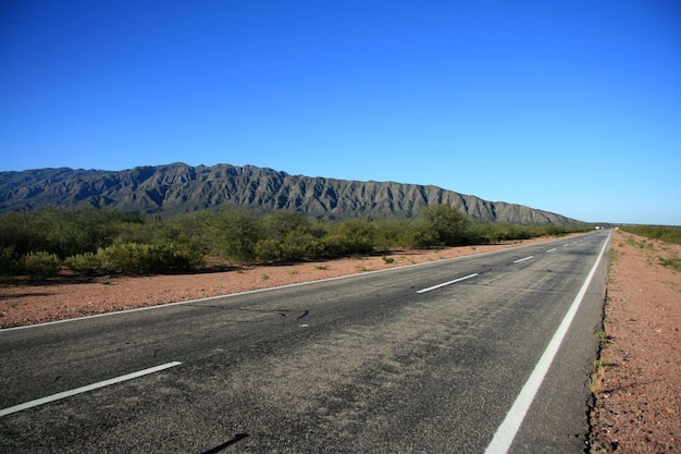 Itinerario in una zona arida con montagne