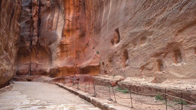 Itinerario turistico attraverso la gola del tempio rupestre di Petra Nabatea in Giordania