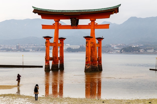 Itsukushima Floating Torii Gate cancello del Santuario di Itsukushima a Miyajima Hiroshima in Giappone