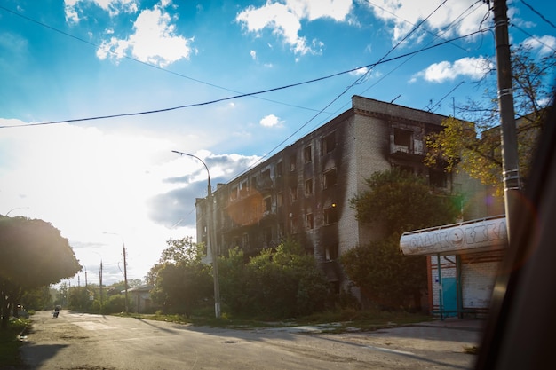 Izium, regione di Kharkiv, Ucraina - 22.09.2022 Distruzione di Izium. Guerra Russia Ucraina. Danneggiato a Iz