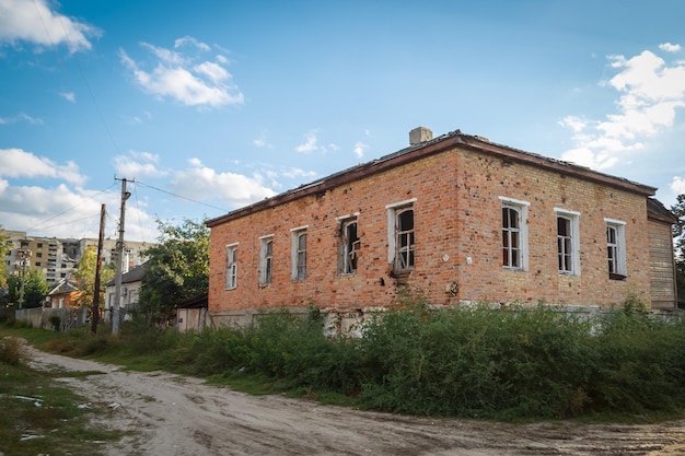 Izium, regione di Kharkiv, Ucraina - 22.09.2022 Distruzione di Izium. Guerra Russia Ucraina. Danneggiato a Iz