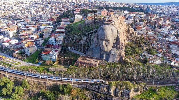 Izmir - Turchia, 28 maggio 2021 - Rilievo di Ataturk - Scultura di Ataturk. Questo rilievo è il più grande di Turkiye ed è il decimo al mondo (42 me 8000 m2).
