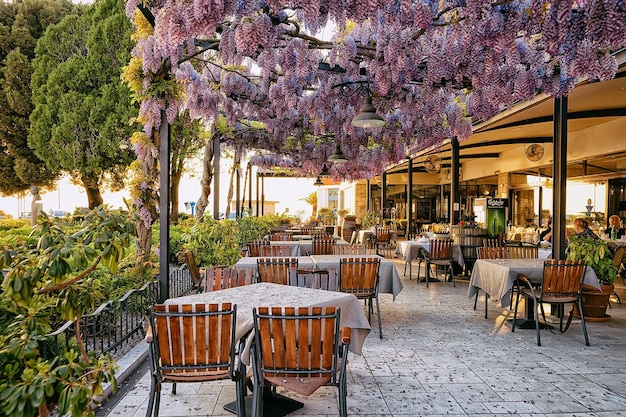 Izola, Slovenia - 24 aprile 2018: Ristorante di strada nella città vecchia di Izola, Slovenia