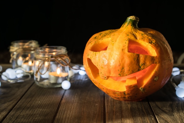 Jack-o-lantern di Halloween con candele e luci