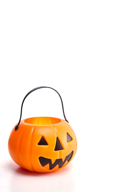 Jack-o-lantern di plastica su bianco