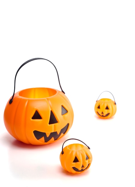 Jack-o-lantern di plastica su bianco