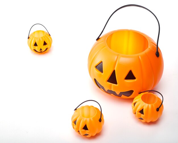 Jack-o-lantern di plastica su bianco