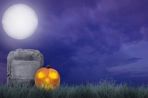 JackoLantern su una lapide nel cimitero con uno sfondo di scena notturna Spaventoso concetto di sfondo di Halloween