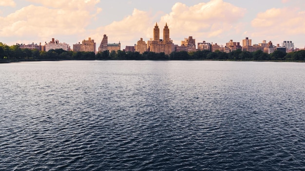 Jacqueline Kennedy Onassis Reservoir lago a Central Park al tramonto a New York.