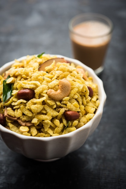 Jada Poha Namkeen Chivda o Thick Pohe Chiwda è uno snack in barattolo con un mix di sapori dolci, salati e noci, servito con il tè. messa a fuoco selettiva