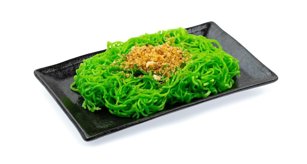 Jade Noodle su piatto nero isolato su sfondo bianco