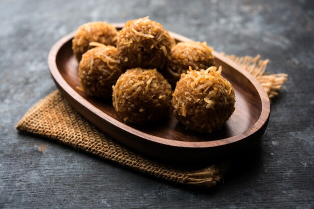 Jaggery cocco Laddoo, Nariyal gur ke laddu, cibo dolce indiano per festival come rakshabandhan o rakhi pournima