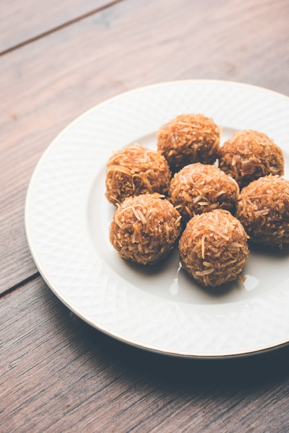 Jaggery cocco Laddoo, Nariyal gur ke laddu, cibo dolce indiano per festival come rakshabandhan o rakhi pournima