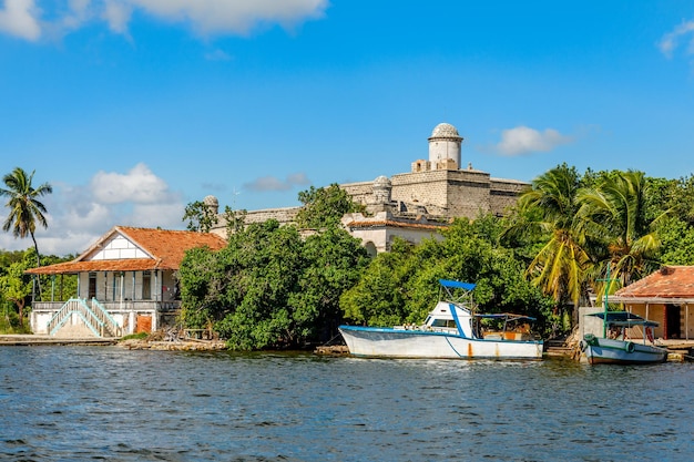 Jagua fortezza spagnola mura fortificate con alberi e barche da pesca in primo piano provincia di Cienfuegos Cuba