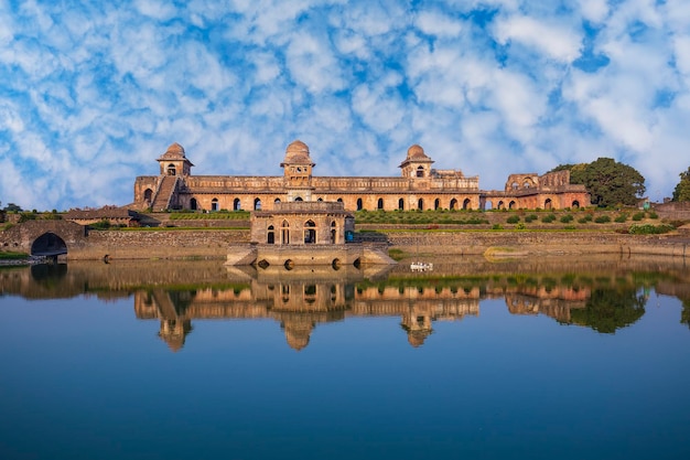 Jahaz Mahal Ship Palace e il lago di acqua blu all'alba Mandu Madhya Pradesh India