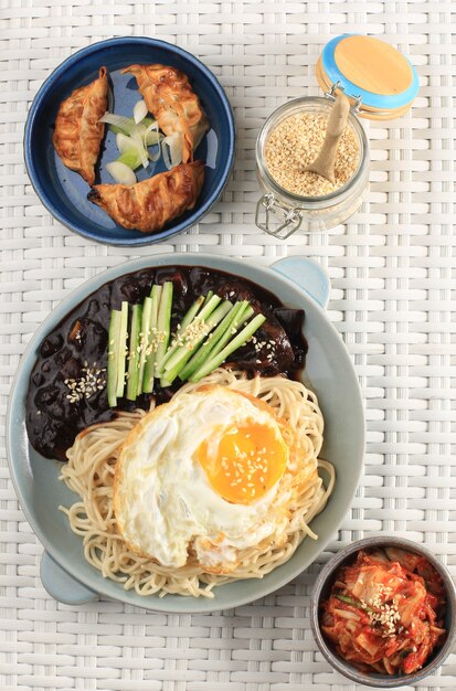 Jajang Myeon o JJajangmyeon Noodle coreani con salsa di fagioli neri, serviti con cetrioli e semi di sesamo