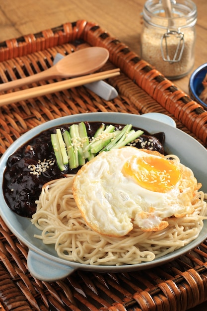 Jajang Myeon o JJajangmyeon Noodle coreani con salsa di fagioli neri, serviti con cetrioli e semi di sesamo