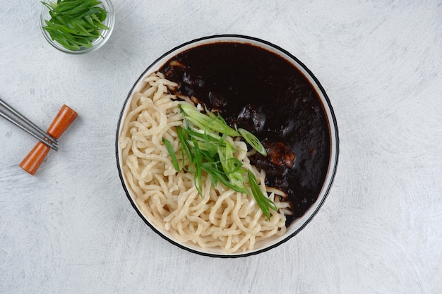 jajangmyeon Noodle istantanei coreani con salsa di fagioli neri