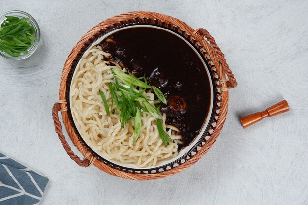 jajangmyeon Noodle istantanei coreani con salsa di fagioli neri