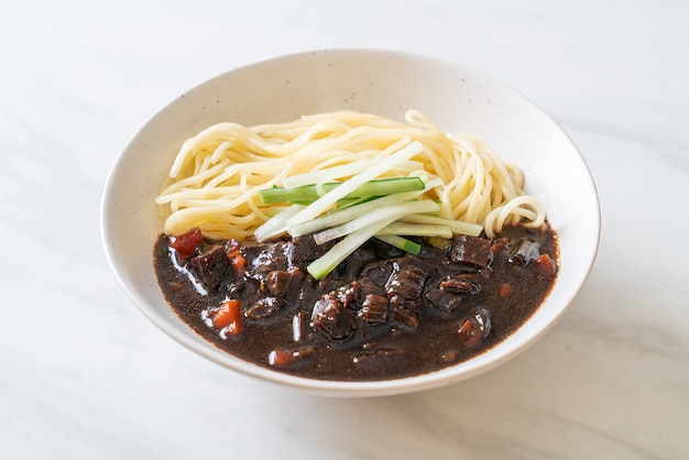 Jajangmyeon o Jajangmyeon è la tagliatella coreana con salsa nera