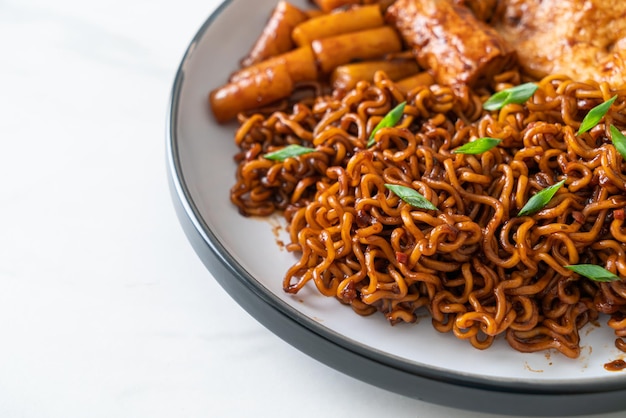 Jajangmyeon o JJajangmyeon con Odeng e Omuk Spaghetti istantanei coreani con torta di pesce coreana in salsa di fagioli neri