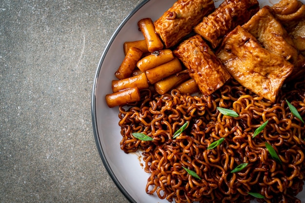 Jajangmyeon o JJajangmyeon con Odeng e Omuk Spaghetti istantanei coreani con torta di pesce coreana in salsa di fagioli neri