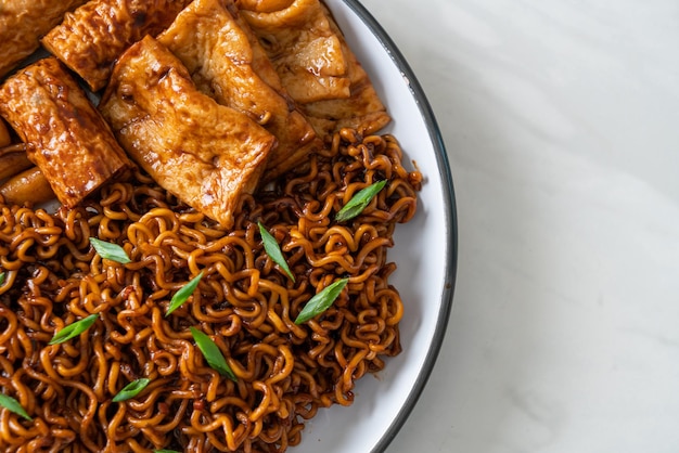 Jajangmyeon o JJajangmyeon con Odeng e Omuk Spaghetti istantanei coreani con torta di pesce coreana in salsa di fagioli neri