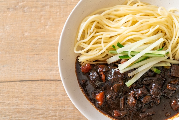 Jajangmyeon o JJajangmyeon è la tagliatella coreana con salsa nera