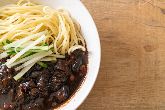 Jajangmyeon o JJajangmyeon è la tagliatella coreana con salsa nera